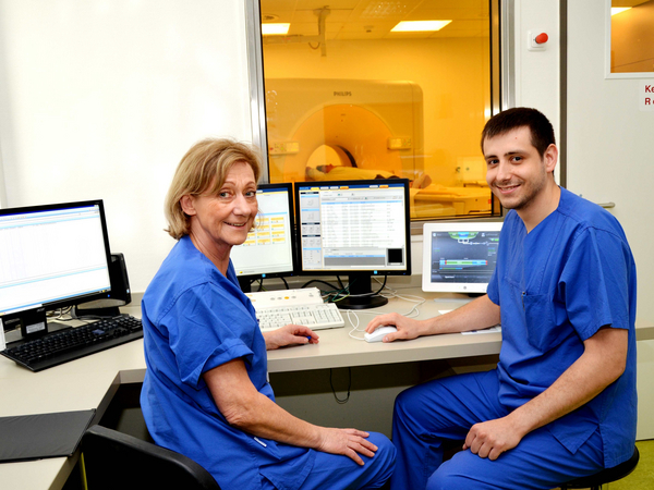 Zwei medizinische Mitarbeitende sitzen vor Monitoren am Schreibtisch, Digitales Röntgen, Untersuchungsspektrum in der Radiologie, Amalie Sieveking Krankenhaus, Hamburg-Volksdorf