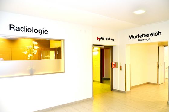 Flur und Aufnahmebereich der Radiologie, Informationen für Patienten, Sprechzeiten in der radiologischen Diagnostik, Amalie Sieveking Krankenhaus, Hamburg-Volksdorf